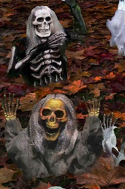 l'immagine mostra un esempio di decorazioni halloween composta da due scheletri che escono dal terreno